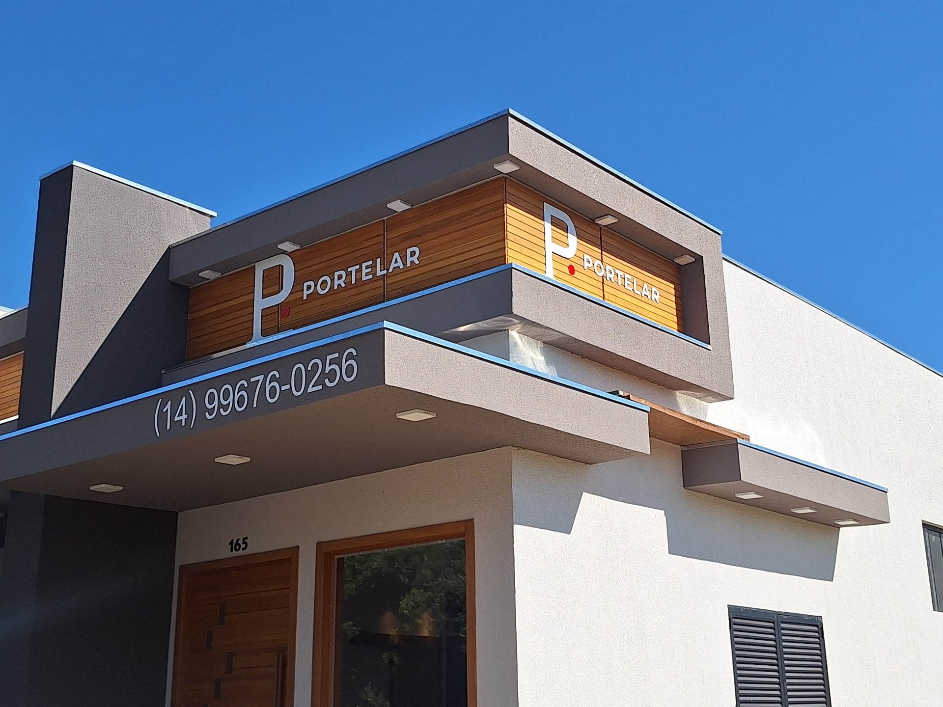 Fachada Portelar — letras caixa em acrílico