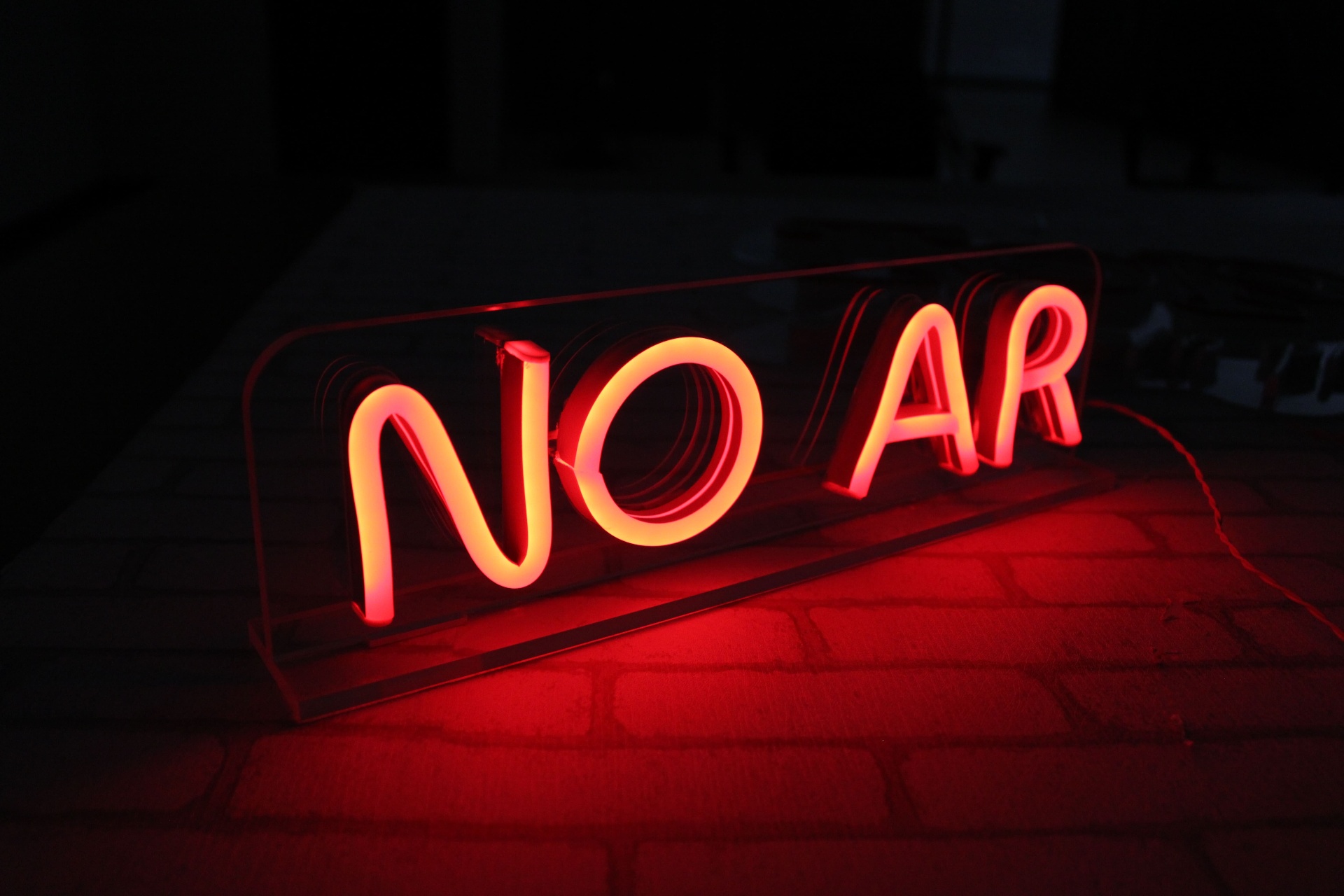 Placa neon NO AR vermelha em acrílico