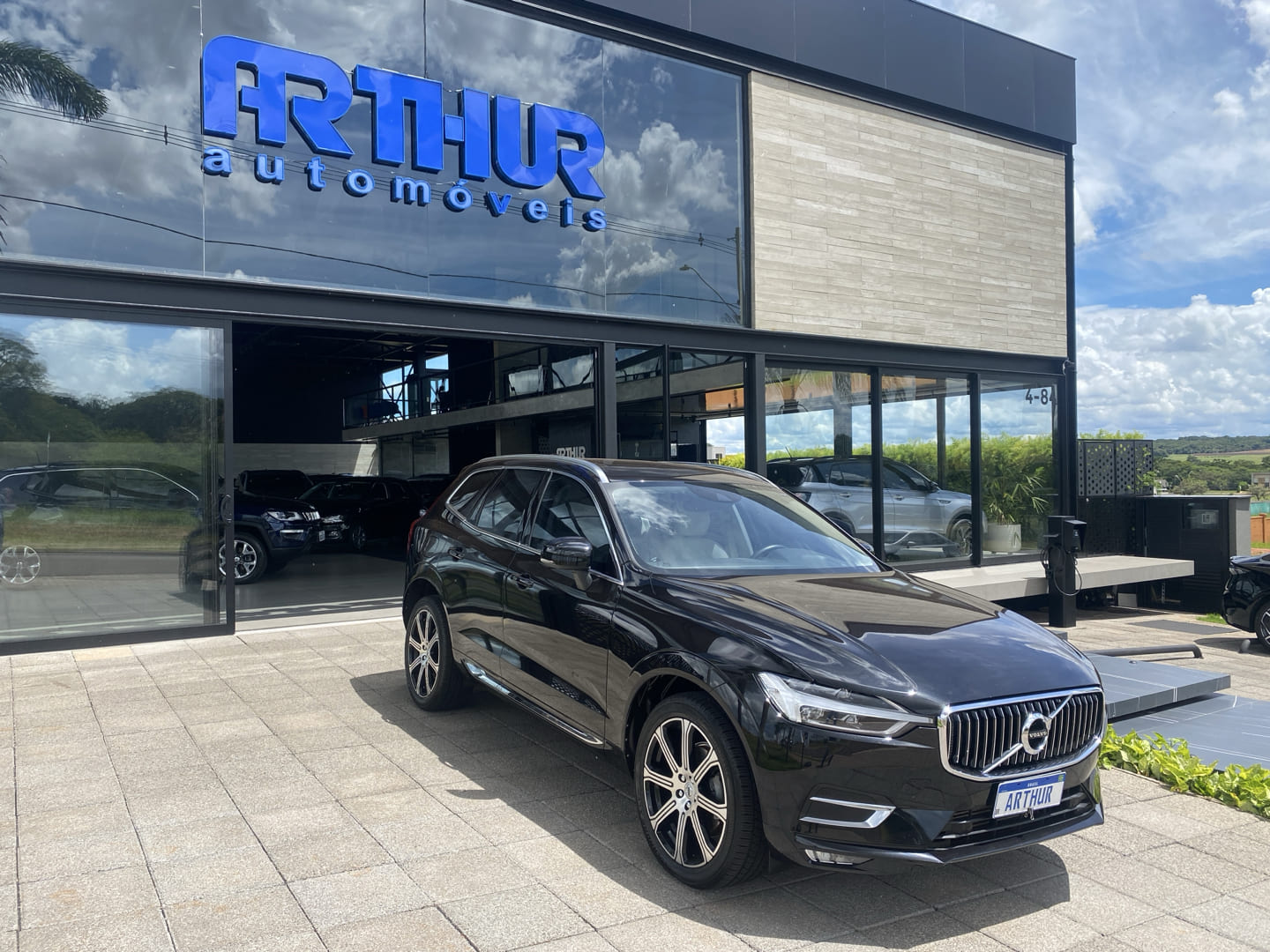 Fachada Arthur Automóveis — letras caixa