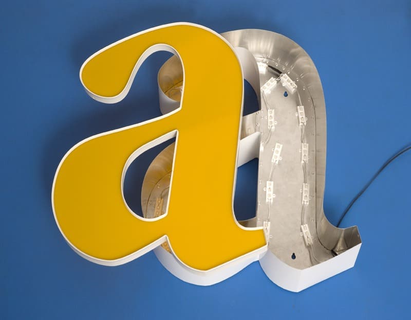 Letra caixa em acrílico com iluminação LED