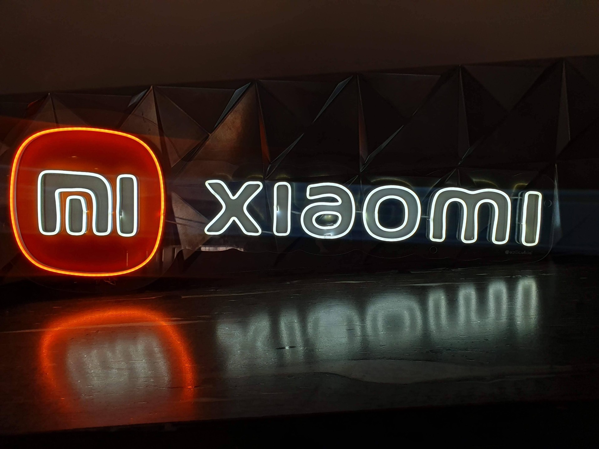 Letreiro neon Xiaomi em acrílico